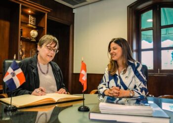 Rectora de Unibe recibe visita de la embajadora de Suiza