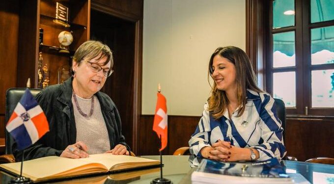 Rectora de Unibe recibe visita de la embajadora de Suiza