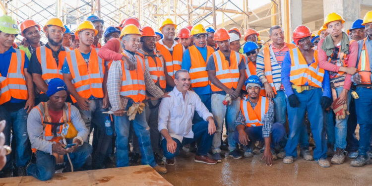 Presidente Abinader supervisa construcción del Metro y el Teleférico de Los Alcarrizos