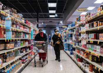 Por inflación, consumidores en Estados Unidos gastan más pero cuidan su dinero