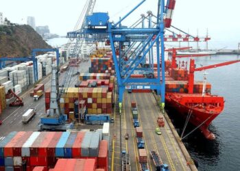 Restricciones anticovid e inflación global frenan el comercio chino en abril