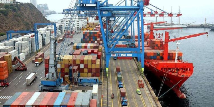 Restricciones anticovid e inflación global frenan el comercio chino en abril