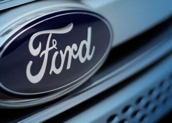 Ford llama a revisión 39,000 camionetas SUV en EU por reportes de incendios en el motor