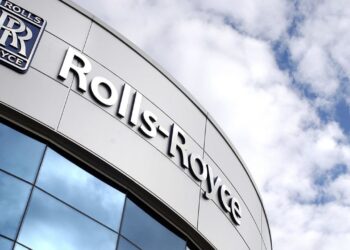 KPMG recibe multa millonaria por fallos en auditoría de Rolls-Royce