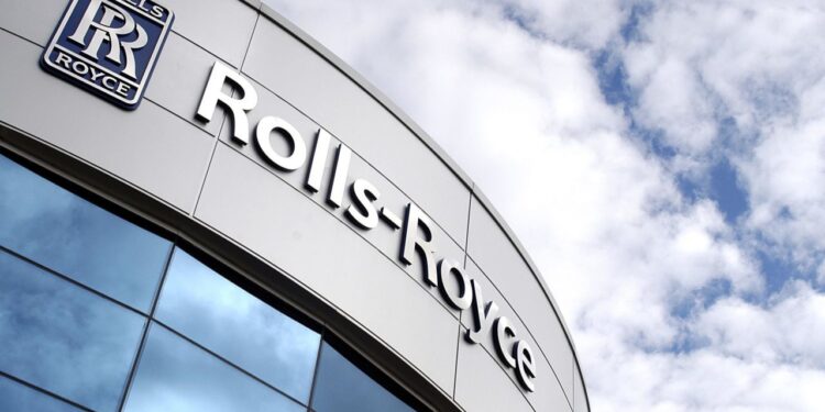 KPMG recibe multa millonaria por fallos en auditoría de Rolls-Royce