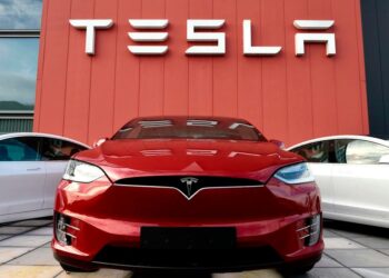 Tesla advierte falla en pantallas de casi 130 mil autos suyos