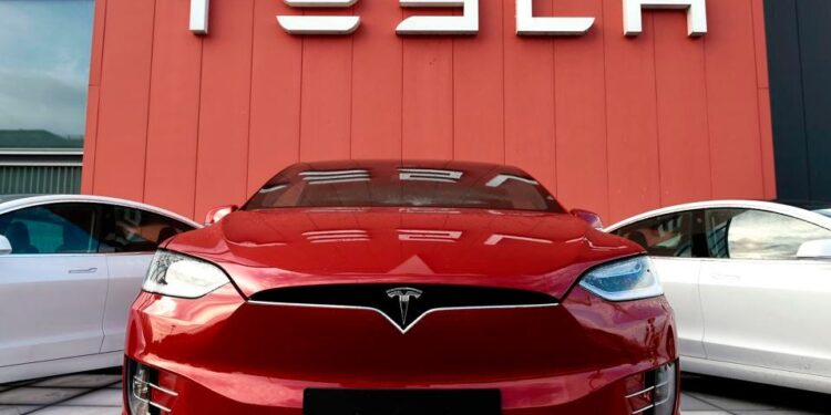 Tesla advierte falla en pantallas de casi 130 mil autos suyos