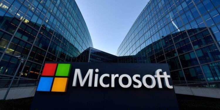 Microsoft cae tras reducir pronóstico por arrastre cambiario