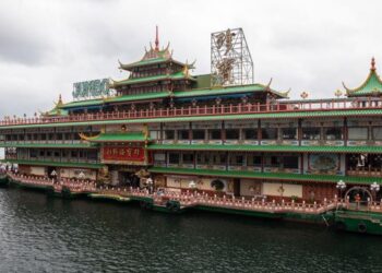 Famoso restaurante flotante de Hong Kong, »Jumbo», se hunde en el mar de China Meridional
