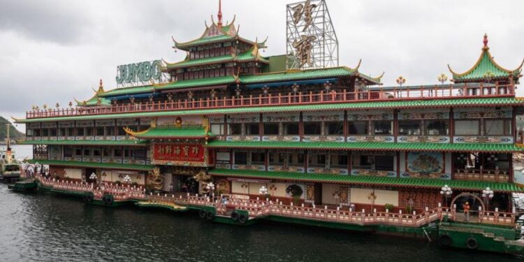 Famoso restaurante flotante de Hong Kong, »Jumbo», se hunde en el mar de China Meridional