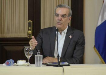 Abinader modifica decreto para aumentar a 15 días la licencia por paternidad a empleados públicos