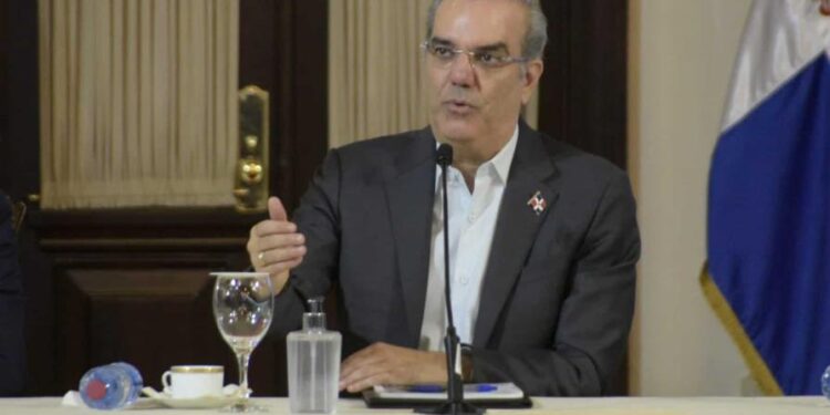 Abinader modifica decreto para aumentar a 15 días la licencia por paternidad a empleados públicos