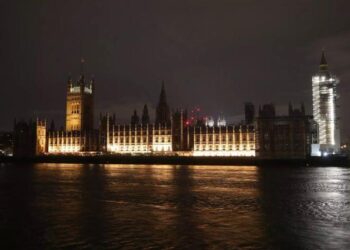 Reino Unido prohíbe la entrada al Parlamento al embajador ruso en Londres