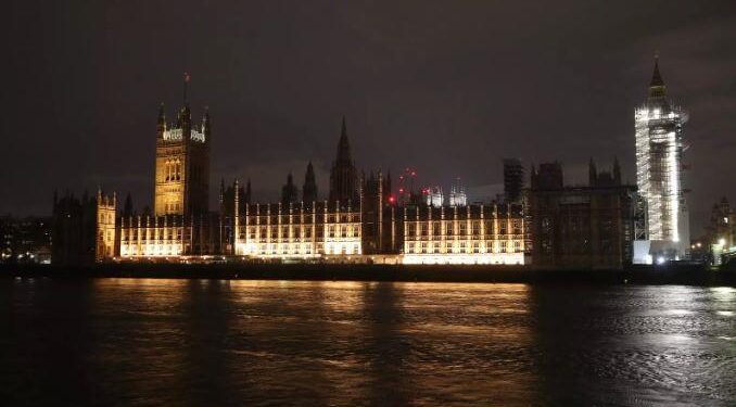 Reino Unido prohíbe la entrada al Parlamento al embajador ruso en Londres