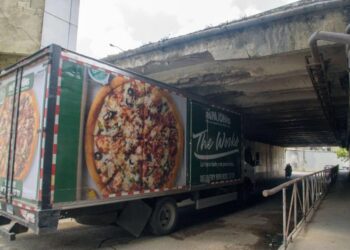 Paso a desnivel de la autopista Duarte en el kilómetro 13, a punto de colapsar