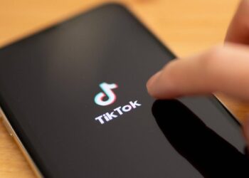 TikTok admite que algunos empleados pueden espiar datos de los usuarios