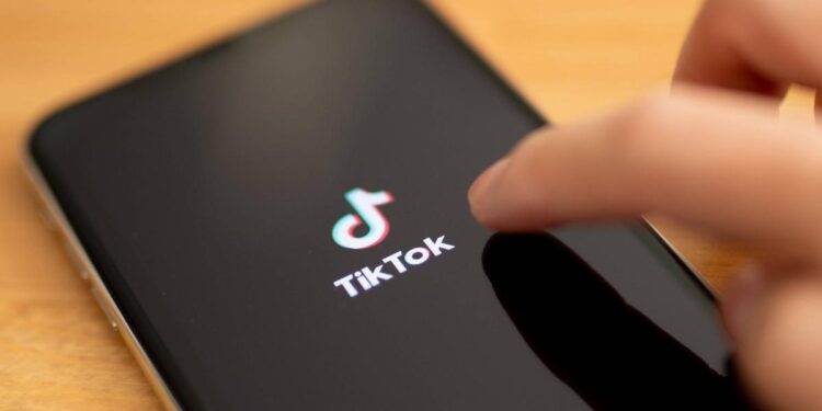TikTok admite que algunos empleados pueden espiar datos de los usuarios