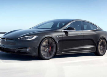 Hacker modifica Tesla Model S para superar los 340 km/h