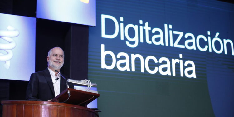 Superintendencia de Bancos establece servicios bancarios por canales digitales