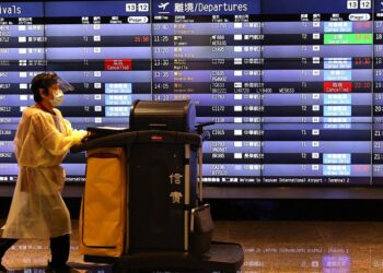 Cancelan y desvían vuelos mientras China dispara misiles reales en simulacros cerca de Taiwán