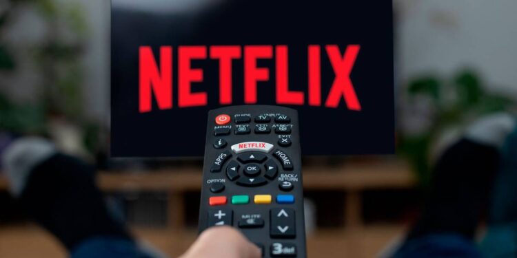 El modelo de Netflix con publicidad no incluiría contenido offline, reporte