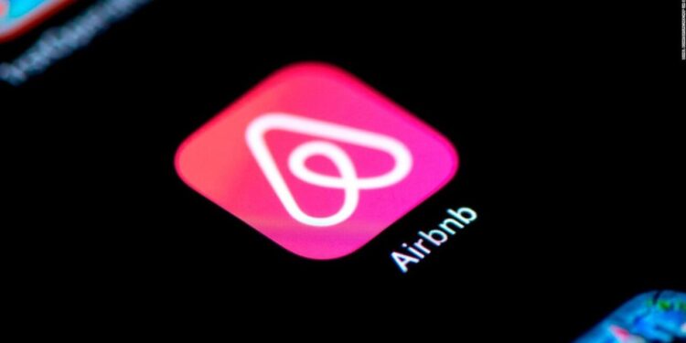 Airbnb elimina alquiler de casa que incluía ‘cabaña de esclavos de 1830’