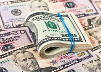 Dólar sigue bajo presión, mientras operadores reexaminan apuestas sobre alzas de tasas