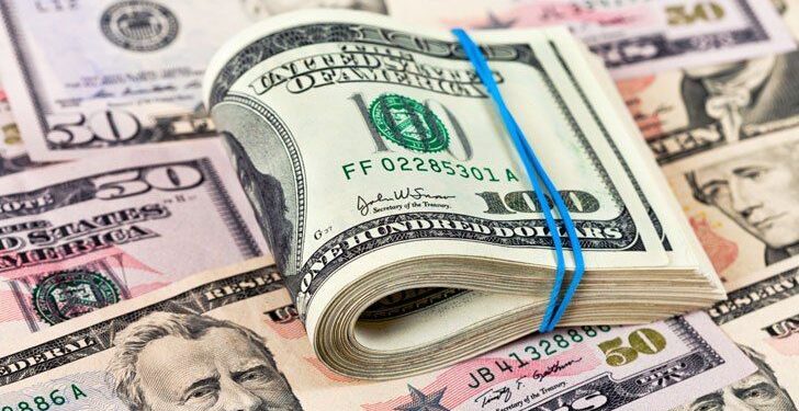 Dólar sigue bajo presión, mientras operadores reexaminan apuestas sobre alzas de tasas