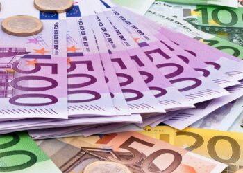 El euro volvió a caer brevemente por debajo del dólar