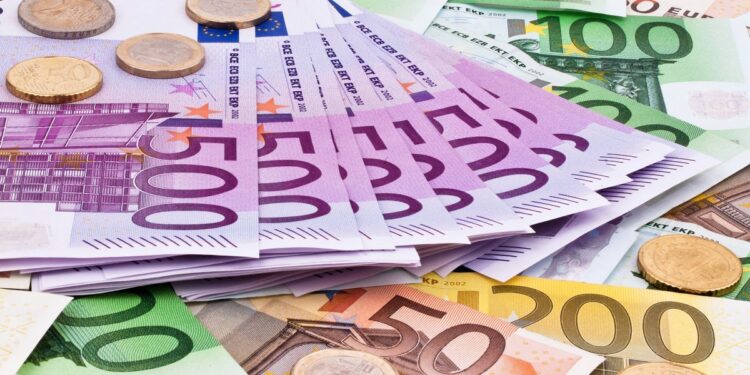 El euro volvió a caer brevemente por debajo del dólar