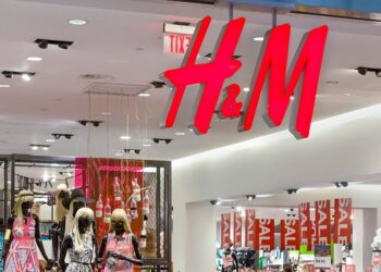 H&M reabre tiendas y provoca grandes filas antes de salir de Rusia