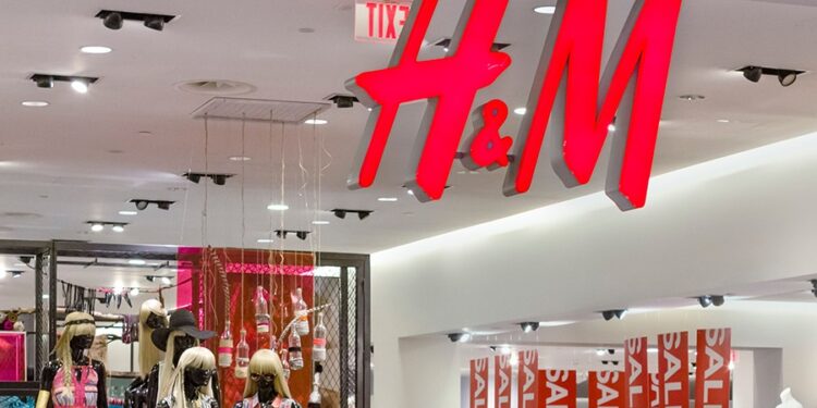 H&M reabre tiendas y provoca grandes filas antes de salir de Rusia