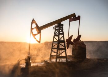 Precios del petróleo se mantienen estables; OPEP+ estudia recorte de la oferta