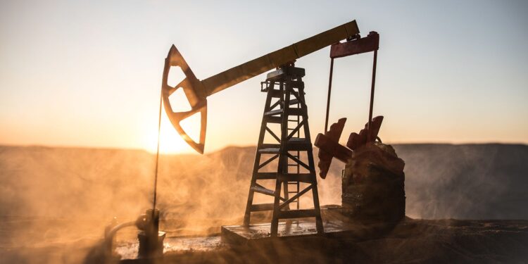 Precios del petróleo se mantienen estables; OPEP+ estudia recorte de la oferta