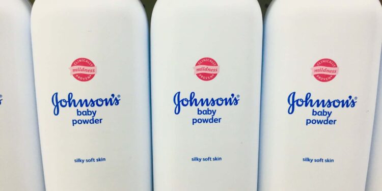 Johnson & Johnson suspende la venta de sus polvos de talco en todo el mundo