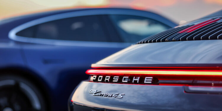 Las acciones de Porsche AG debutan a 84 euros