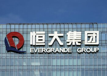 China Evergrande estudia el traspaso de activos a su unidad inmobiliaria para pagar su deuda