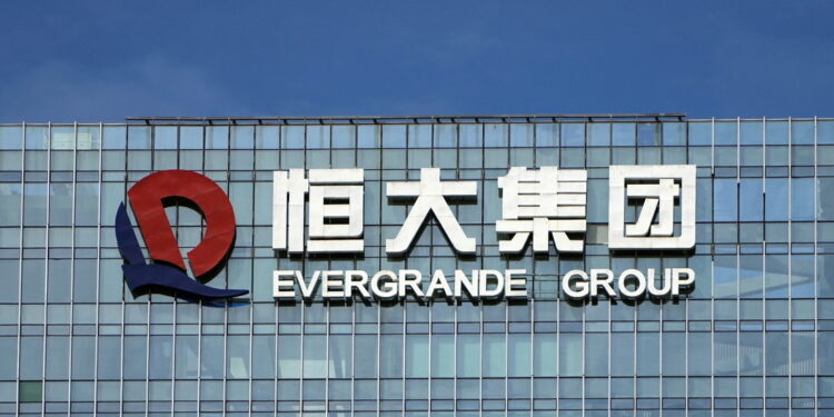 China Evergrande estudia el traspaso de activos a su unidad inmobiliaria para pagar su deuda