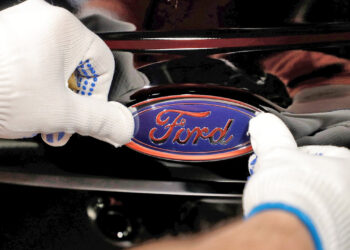 Ford tiene casi 45,000 vehículos ‘parados’ a la espera de componentes