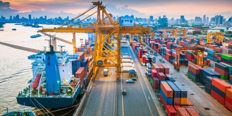 OMC prevé fuerte desaceleración del crecimiento del comercio mundial en 2023