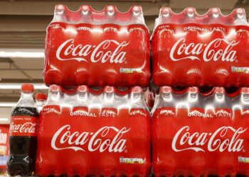 Coca-Cola eleva previsiones de ingresos y ganancias por el alza de precios