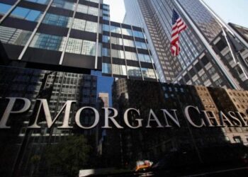 Ganancias de JPMorgan bajan un 17% por la caída de las operaciones