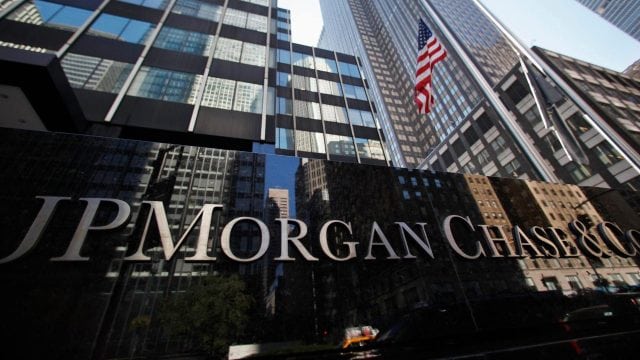 Ganancias de JPMorgan bajan un 17% por la caída de las operaciones