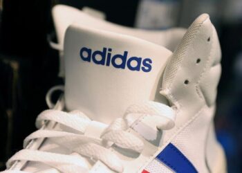 Adidas cae un 3,2 % en Bolsa tras finalizar su colaboración con Kanye West