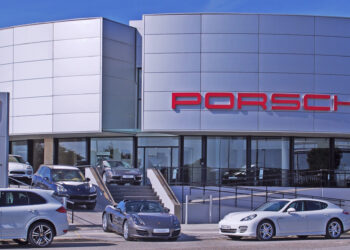 Porsche retribuirá a empleados con hasta 3,000 euros por salida de Bolsa
