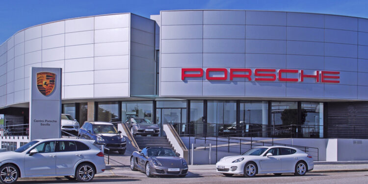 Porsche retribuirá a empleados con hasta 3,000 euros por salida de Bolsa
