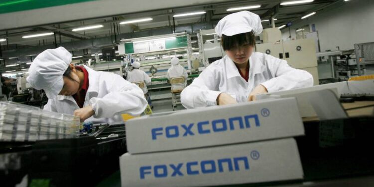 Los problemas en la mayor fábrica de iPhone del mundo continúan: el abandono masivo de trabajadores generará escasez de los dispositivos de Apple