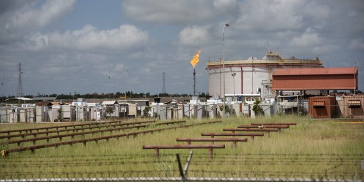 EE.UU. autoriza a Chevron a reanudar operaciones en Venezuela