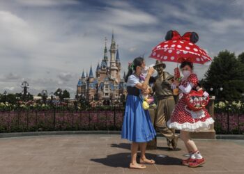 Medidas contra Covid-19 obligan a cerrar Disney Shanghái y a practicar pruebas a los visitantes dentro del parque