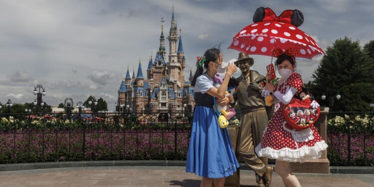 Medidas contra Covid-19 obligan a cerrar Disney Shanghái y a practicar pruebas a los visitantes dentro del parque